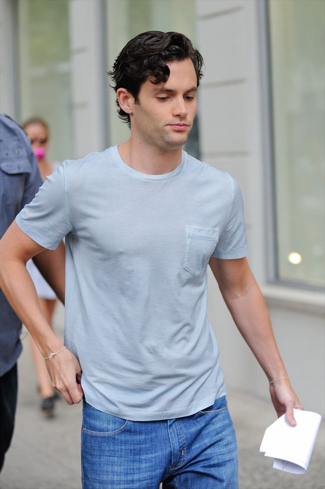 Penn Badgley20987_1113L03_TY025_H