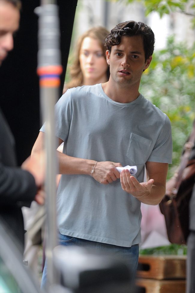 Penn Badgley20988_1113L03_TY038_H