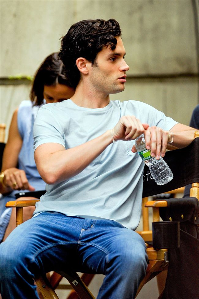 Penn Badgley20990_1113L03_TY042_H