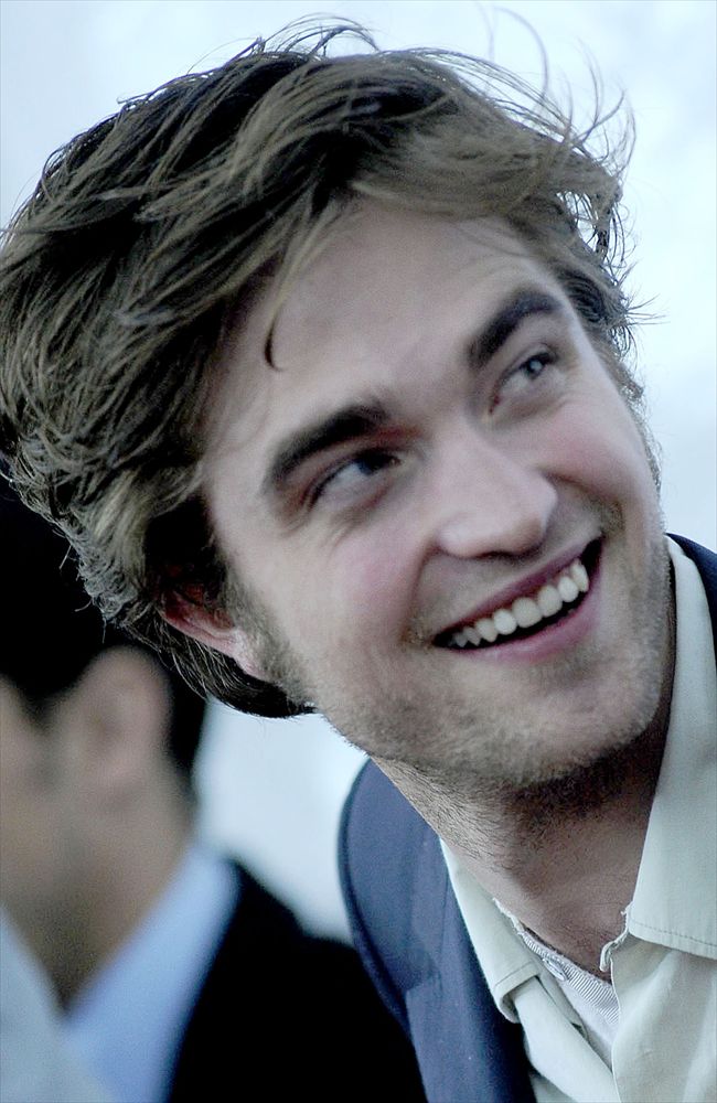 Robert Pattinson22105_1001MRB_KH100_H