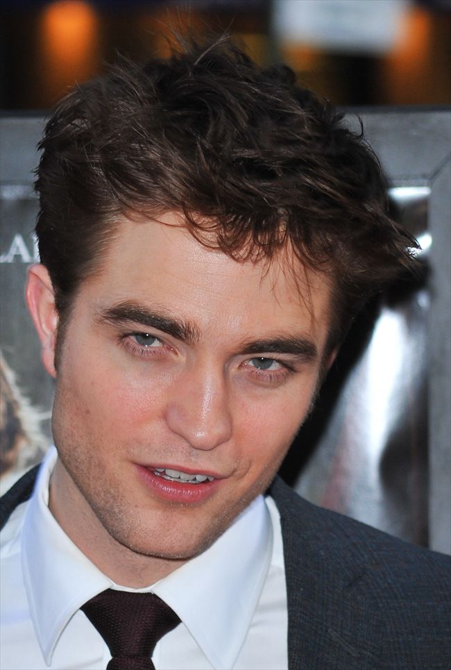 Robert Pattinson22112_1117A03_XX032_H