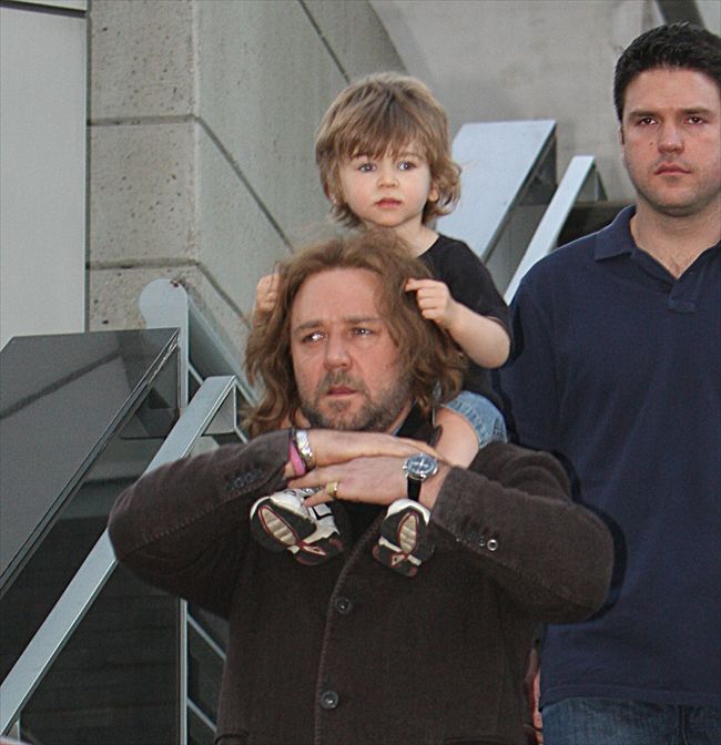 Russell Crowe22527_Russell with his son 2