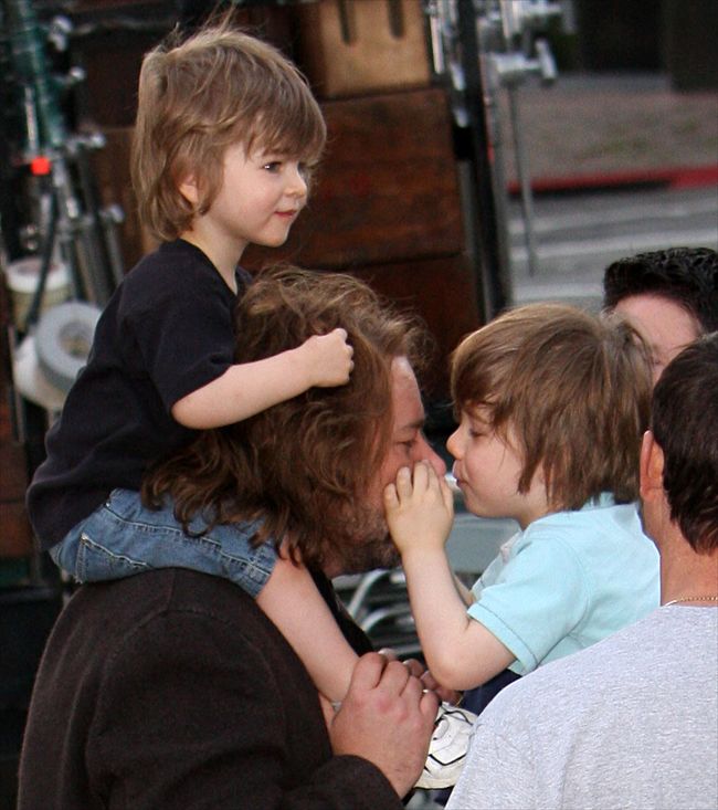 Russell Crowe22528_Russell with his son
