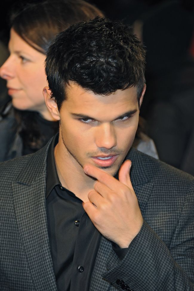 Taylor Lautner25535_20111118_zaf_f84_066