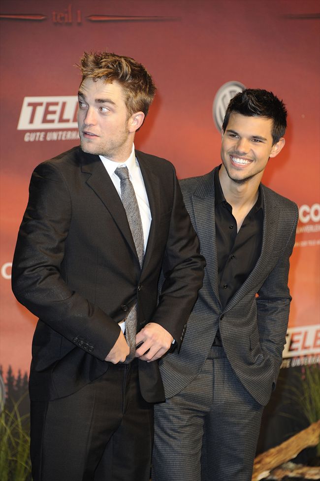 Taylor Lautner25536_20111118_zaf_f84_082