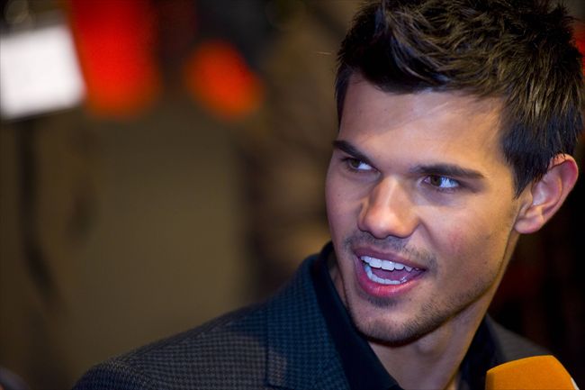 Taylor Lautner25537_20111119_zaf_i90_012