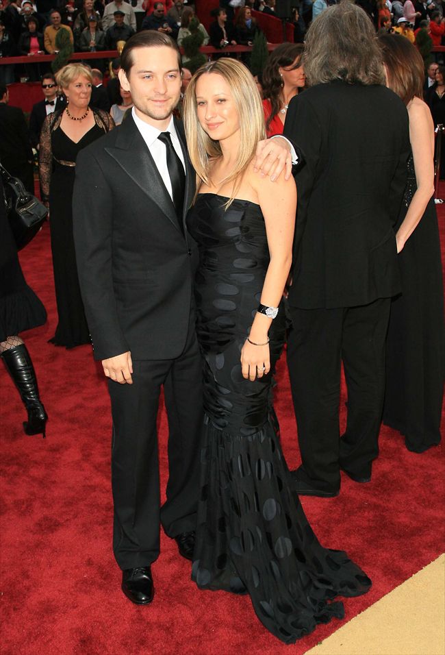 Tobey Maguire26041_TOBEY MAGUIRE AND WIFE JENNIFER (1)