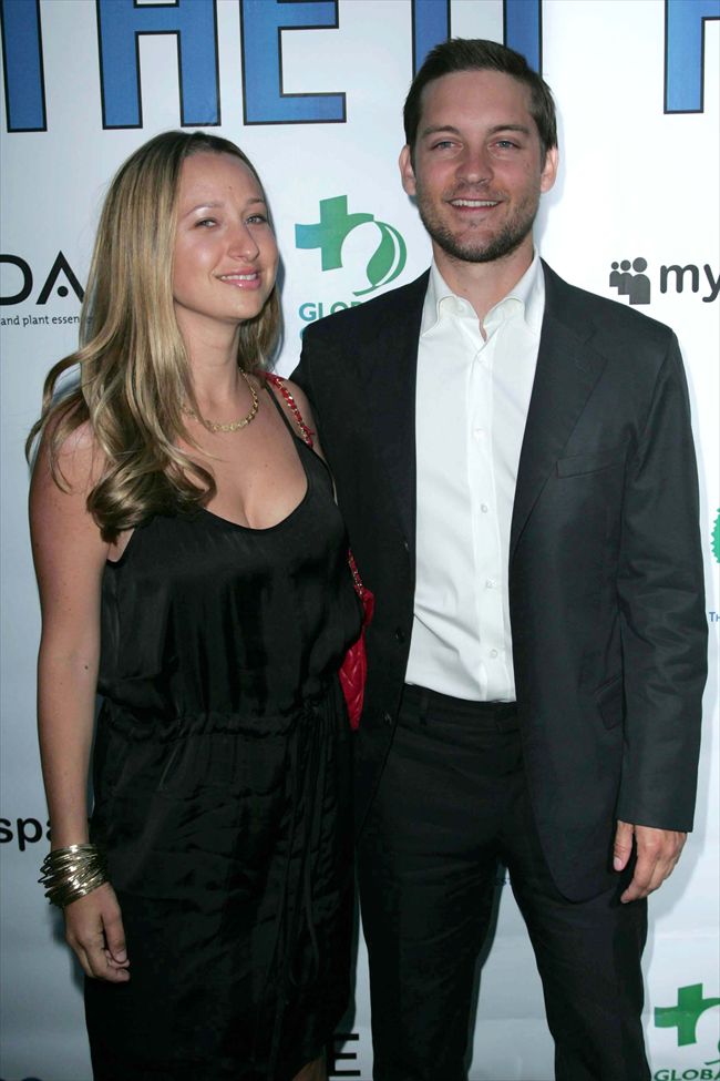 Tobey Maguire26042_TOBEY MAGUIRE AND WIFE JENNIFER (2)