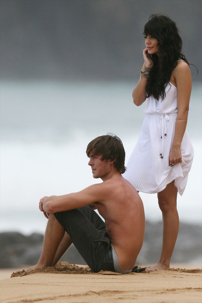 Zac Efron27337_sitting on the beach