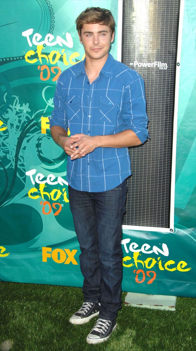 Zac Efron27345_0909AGB_DX148_H