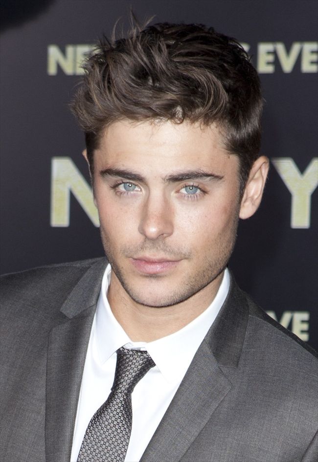 Zac Efron27360_1105D06_QW091_H