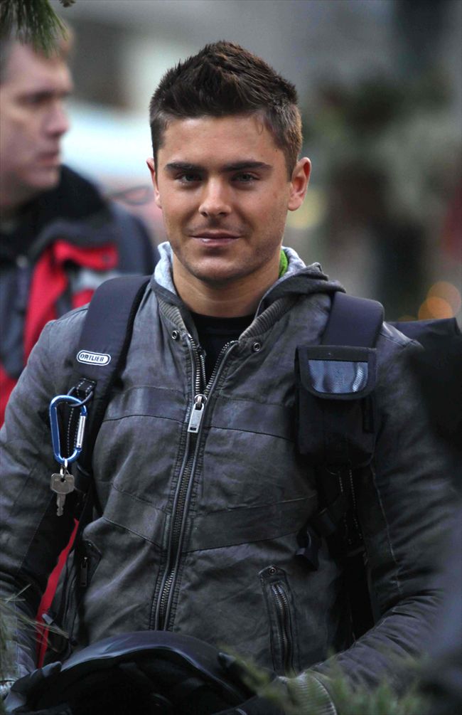 Zac Efron27399_20110223_zaf_ba9_076