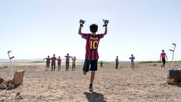 バグダッド・メッシ 片足のサッカー少年